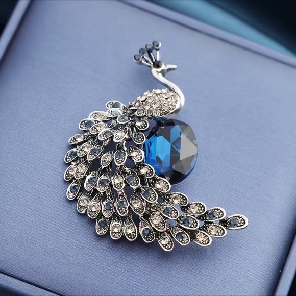 Royal Blue Vintage Peacock Sapphire Brooch - Picture 2 of 5